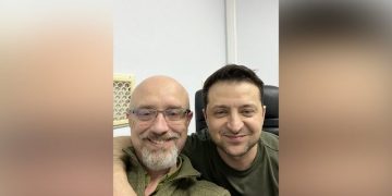 Zelensky pozon i buzëqeshur pas 85 orëve mbrojtje krah ministrit të tij të mbrojtjes: Kievi nuk i ul armët