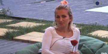 Me trëndafilin e kuq në dorë, Beniada përshëndet beqarët: S’kemi nevojë për mollën gjysëm për të qenë i lumtur
