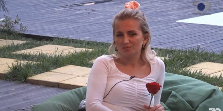 Me trëndafilin e kuq në dorë, Beniada përshëndet beqarët: S’kemi nevojë për mollën gjysëm për të qenë i lumtur