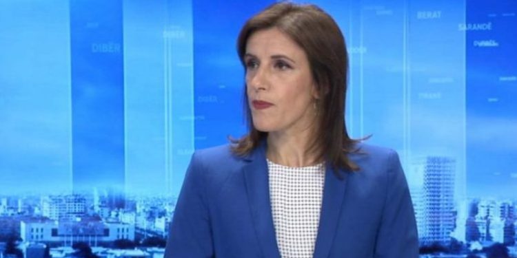 “Puthja e fundit”! Trondit “Tan Hoxha numër 2”, Klodiana Lala me përrallat që tregon: Zbulon si ish-miss Skrapari futi në kurth personazhin e njohur: Hapi xhamin e makinës që të vritej…