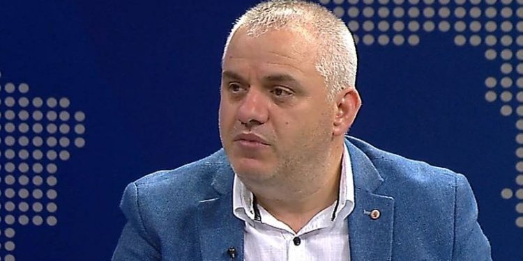Vendimi për Saimir Tahirin, Artan Hoxha ironizon gjyqtarët: Po ia kaloni dhe Arbana Osmanit