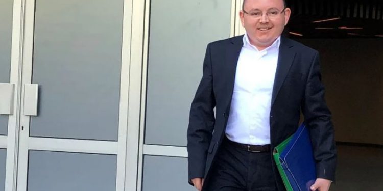 Kritiku Amarildo Pregapuca: Çdo regjizor apo shkrimtar në botë, nëse do donte të paraqiste një fytyrë , një  personazh të  një  farse, të  një drame tragjiko-komike do të  zgjidhte këtë fytyrë