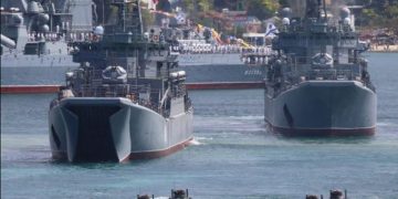 Lini armët përndryshe do të bombardoheni! Rusia “përplaset” me SHBA-në: Po ndihmoni Kievin me dronë për të sulmuar anijet tona. Përgjigjet Pentagoni