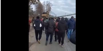 ‘Çmenduri’! Të paarmatosur: Shihni çfarë bëjnë qytetarët ukrainas për të ndaluar futjen e tankeve rusë në Koryukivka! (VIDEO)