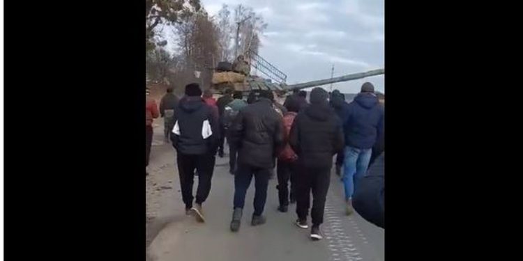 ‘Çmenduri’! Të paarmatosur: Shihni çfarë bëjnë qytetarët ukrainas për të ndaluar futjen e tankeve rusë në Koryukivka! (VIDEO)