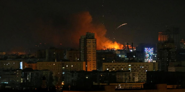 Gazetari ukrainas paralajmëron “tërmet”: Ja çfarë pritet të ndodhë në Kiev brenda pak minutash (VIDEO)