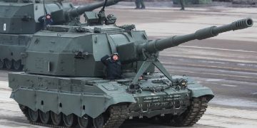 Bie edhe Nova Kakhovka! Ushtarët rusë largojnë flamujt ukrainas