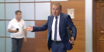 Arben Kraja dhe SPAKU bashkëpuntorë me tre të larguar nga Vetigu: Merret i pandehur gjyqtari i KPA pas akuzave të hajdutëve!