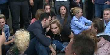 E sigurtë për “mandatën”! Kryemadhi tallet me ish mikun e saj Luli Basha: SHBA na bën nder po na shpalli “non grata”, na kursen lekët e biletave