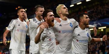 Futbollistët e ‘Dinamo-s’ së Kiev-it heqin fanellat e sportit dhe vishen ushtarë në mbrojtje të vendit