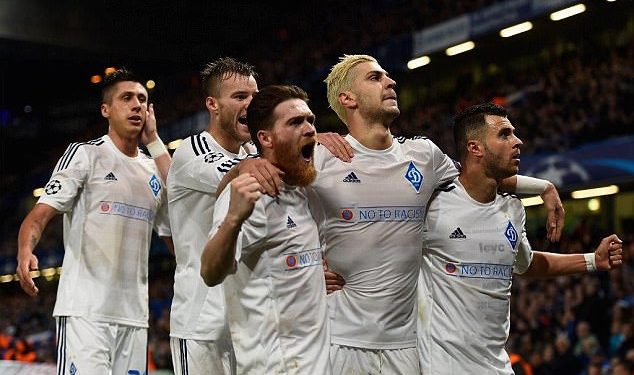 Futbollistët e ‘Dinamo-s’ së Kiev-it heqin fanellat e sportit dhe vishen ushtarë në mbrojtje të vendit