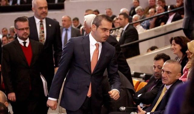 Ilir Meta bën publike intrigat e turpshme në kurriz të Tahirit! Rama donte që shkarkimin e Tahirit të ma faturonte mua…si dhuratë