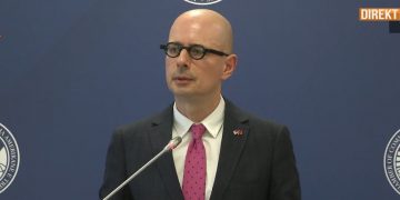 “Tregtarët  pelivan’ shqiptarë të kamufluar si amerikan filluan të merren me drejtësinë! Dhoma Amerikane e Tregtisë me  kryetar Enio Jacon përshendet dënimi me burg të Saimir Tahirit: Sinjal se drejtësia po nis të zgjohet