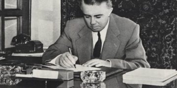 “Baza sekrete te Shallvaret nga ku do sulmohej Enveri”, rrëfehet vëllai i agjentit që do eliminonte diktatorin: Si ra në grackën e sigurimit! E mbajtën për ditë të tëra në arkivol