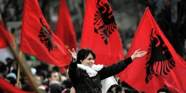 Franca na kthen ‘borxhin’, i vendosin Finlandës himnin e Shqipërisë para ndeshjes (Video)