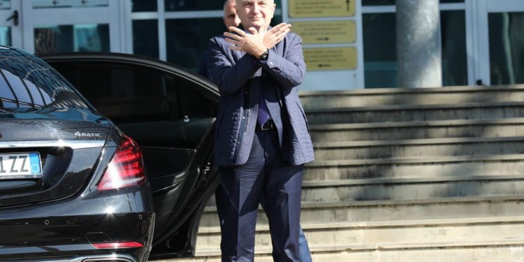 Kushtetuesja vendos sot fatin e tij! Meta si Saliu me dy gishta lartë  fsheh frikën me “dasmorët” e tij që do ta përfaqësojnë në gjykatë: Bashkë me Landin duke përcjellë…