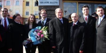 Retro/ Kiço Blushi: 4 Shkurti dhe rehabilitimi pa zë i Xhafer Devës!