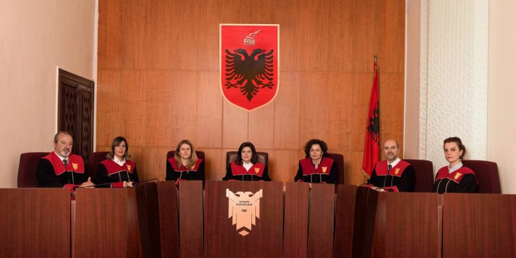 Vitore Tusha dhe Marsida Xhaferllari bllokojnë planet e Metës për të dështuar seancën e shkarkimit, ja polemikat e gjyqtarëve me përfaqësuesin e Presidencës