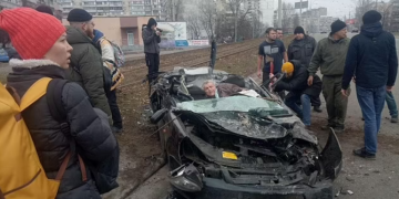 Masakra me mitraloz në periferi të Kievit! Dy “diversantë” rusë vriten pasi vodhën kamionin ushtarak ukrainas: E vërteta e tankut që i hipi sipër makinës civile (Video)