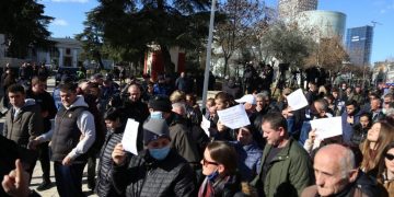 “Banesat e tyre do të shemben”! Shteti tallet me taksat tona me kompesim. legalizim, bonus qeraje! Banorët e 5 Maj protestë: E zaptuam tokën si gjithë të tjerët, po na vjedhin haptazi… tokën e grabitur