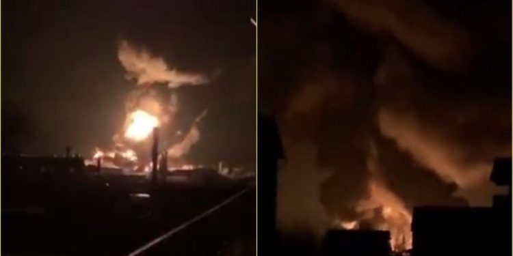 Momenti kur goditet me raketë depoja e naftës në afërsi të Kievit (Video)