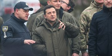Presidenti Zelensky dhe ministrat me veshje ushtarake shfaqen në rrugët e Kievit: Të gjithë jemi ende këtu, do mbrojmë vendin tonë