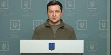 Presidenti Ukrainës hedh poshtë ofertën e SHBA për evakuimin e tij: Unë kam nevojë për armë dhe jo për një udhëtim