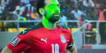 “Verbohet” Egjipti, Salah me shokë “sulmohen” me lazer, 3 nga 4 lojtarë gabojnë penalltitë