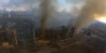 Pamje nga droni, “tmerri” mbi Mariupol, rusët nuk ndalin bombardimet mbi qytet (VIDEO)