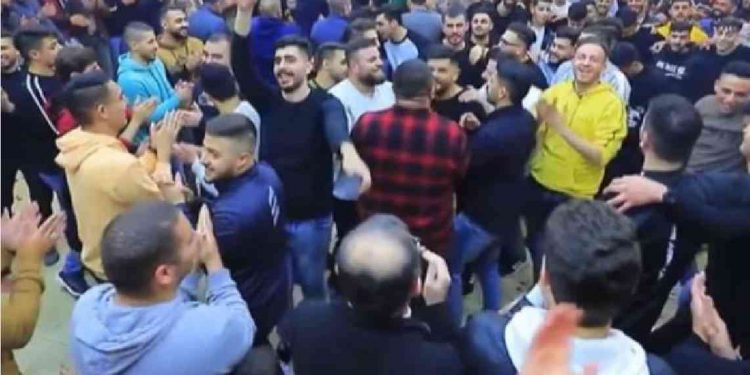 VIDEO/ Palestinezët i këndojnë Putinit: Sulmo Palestinën e na jep gratë për nuse