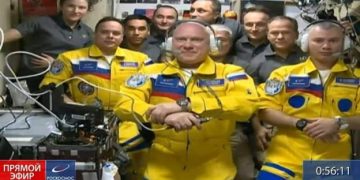 “Tradhti” nga hapësira për Putinin, kozmonautët rusë shfaqen në bordin e anijes kozmike me ngjyrat e flamurit ukrainas (Video)