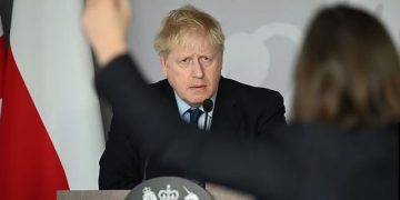 “Ju keni frikë”! Gazetarja ukrainase shpërthen në lot dhe shtang Boris Johson gjatë konferencës, i kthehet ashpër kryeministrit britanik dhe bën veprimin e papritur: Lufta e Tretë Botërore sapo ka nisur! (VIDEO)
