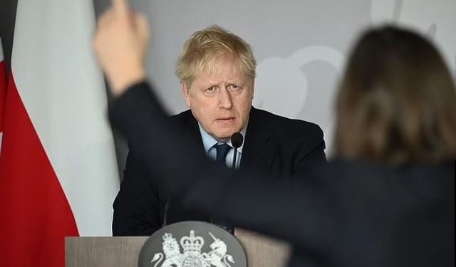 “Ju keni frikë”! Gazetarja ukrainase shpërthen në lot dhe shtang Boris Johson gjatë konferencës, i kthehet ashpër kryeministrit britanik dhe bën veprimin e papritur: Lufta e Tretë Botërore sapo ka nisur! (VIDEO)