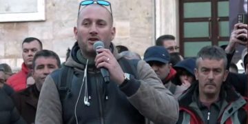 Po thyen rrjetin, aktori Flor Binaj shfaqet me parullë ironizuese për Ramën dhe Bashën, ja çfarë ka shkruar