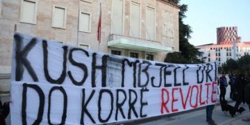 “Boll na vodhët”! Nis protesta masive para Kryeministrisë, qytetarët në këmbë kundër rritjes së çmimeve