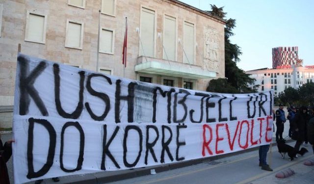 “Boll na vodhët”! Nis protesta masive para Kryeministrisë, qytetarët në këmbë kundër rritjes së çmimeve