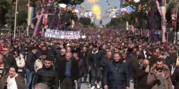 Si kurrë më parë, protestuesit “çajnë” Tiranën: Me mijëra qytetarë zbarkojnë në shesh
