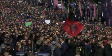 Protesta masive e qytetarëve, shihni me çfarë e ka mbushur Policia e Shtetit tarracën e Kryeministrisë