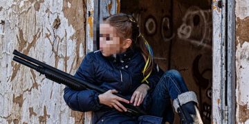 Armën në krah dhe lëpirësen në gojë! Fotoja e vogëlushes ukrainase po ‘çmend’ rrjetin. Ish-presidenti i Këshillit Evropian shpërndan imazhin: Ju lutemi mos i tregoni asaj se…