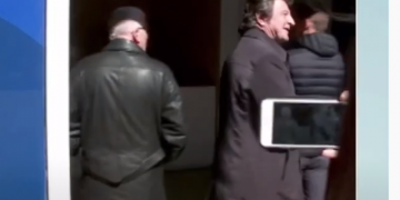 Mbështetësit e Sali Berishës nën komandën e Sali Lushës tentojnë të futen brenda zyrave të SHQUP dhe kanë një mesazh për Lulzim Bashën