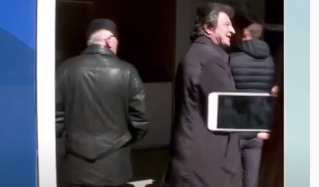 Mbështetësit e Sali Berishës nën komandën e Sali Lushës tentojnë të futen brenda zyrave të SHQUP dhe kanë një mesazh për Lulzim Bashën