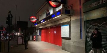 Kaos në disa zona të Londrës, 27 orë pa energji elektrike