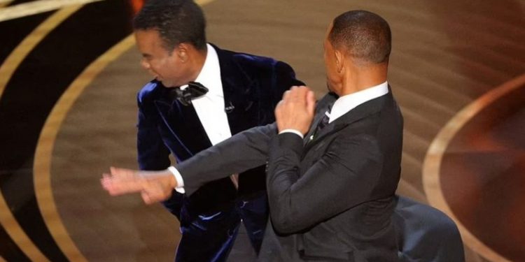 Qëlloi me shpullë në mes të skenës komedianin Chris Rock, Will Smith merr vendimin e rëndësishëm