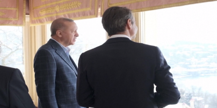 Si asnjëherë në parë! Erdogan dhe kryeministri në një takim të ngrohtë zyrtar: Presidenti turk i tregon Mitsotakis pamjen nga Bosfori
