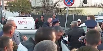 Incidenti i rëndë në Paskuqan! Qytetari me fëmijë të sëmurë në makinë zbret nga makina e hap rrugën duke u drejtuar armën protestuesve të ndërtimeve pa leje