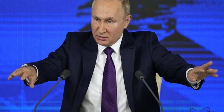 Vladimir Putini i “ankohet” kancelarit gjerman: Në Ukrainë po luftojnë mercenarë shqiptarë