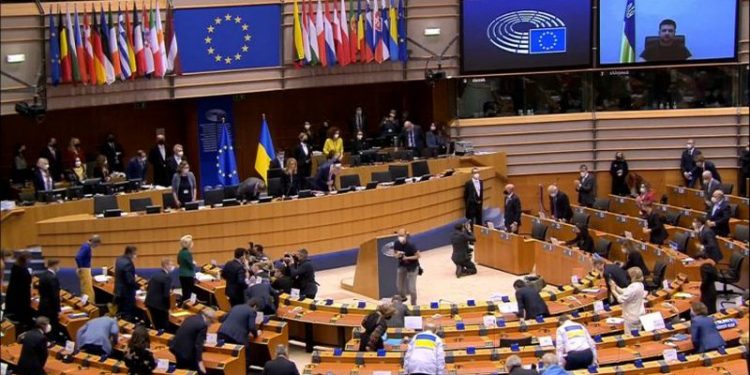 Presidenti Zelensky mes lotësh dha mesazhin që ngriti në këmbë gjithë PE, emocioneve nuk iu shpëton as përkthyesi i fjalimit, ja çfarë tha krejt papritur në mes të sallës (VIDEO)