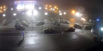 Forcat ruse pushtojnë qytetin e parë të madh ukrainas! Kryebashkiaku ka një thirrje për banorët: U futën në ndërtesën e Këshillit!