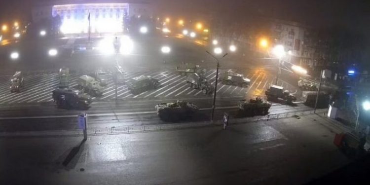 Forcat ruse pushtojnë qytetin e parë të madh ukrainas! Kryebashkiaku ka një thirrje për banorët: U futën në ndërtesën e Këshillit!