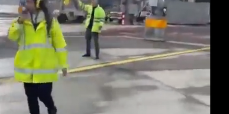 Video që po shpërndahet me shpejtësi/ Shihni si tallet në aeroport punonjësi izraelit me avionin rus